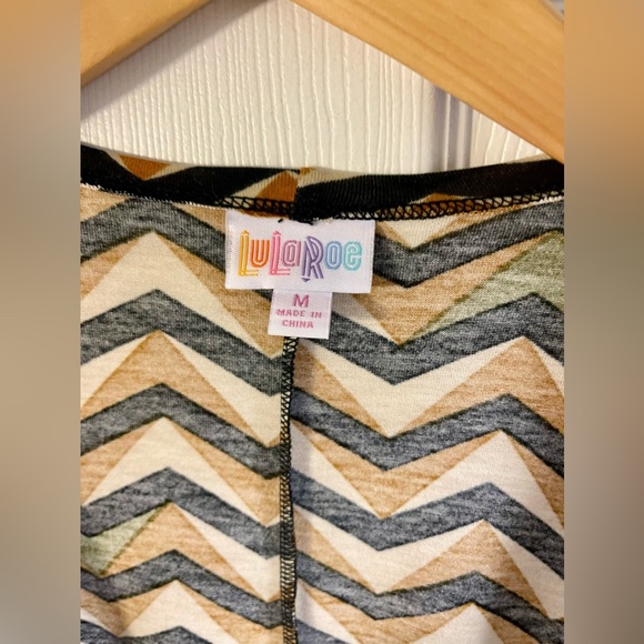 LuLaRoe Lindsay kimono, chevron stripes, size M, VGUC - Picture 3 of 4